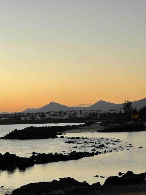 Precioso Rincon Entre El Mar Y Los Volcanes Costa Teguise Exterior photo